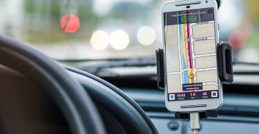 application de navigation d'un téléphone dans une voiture