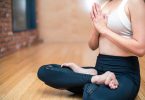 femme en position de yoga