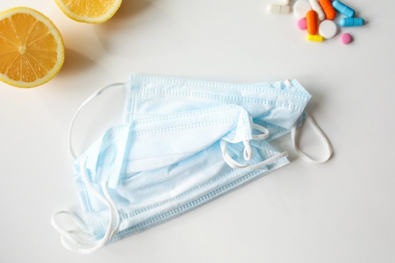 masque avec des pilules et une tranche d'orange