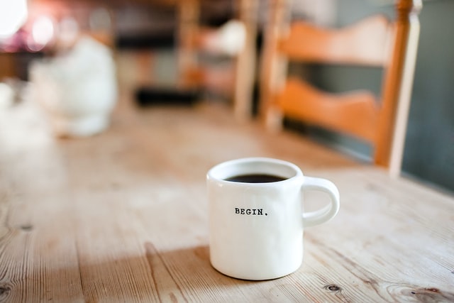Mug de café sur une table en bois