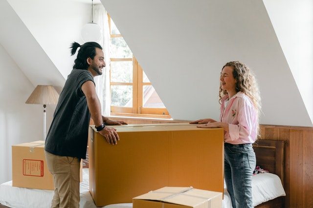 un homme et une femme déménageant ensemble