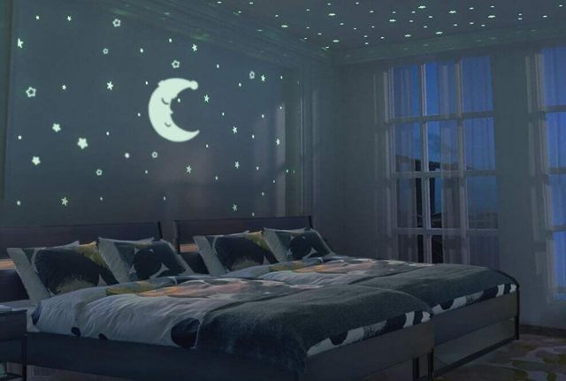 Chambre d'enfant avec la lune et des étoiles au plafond
