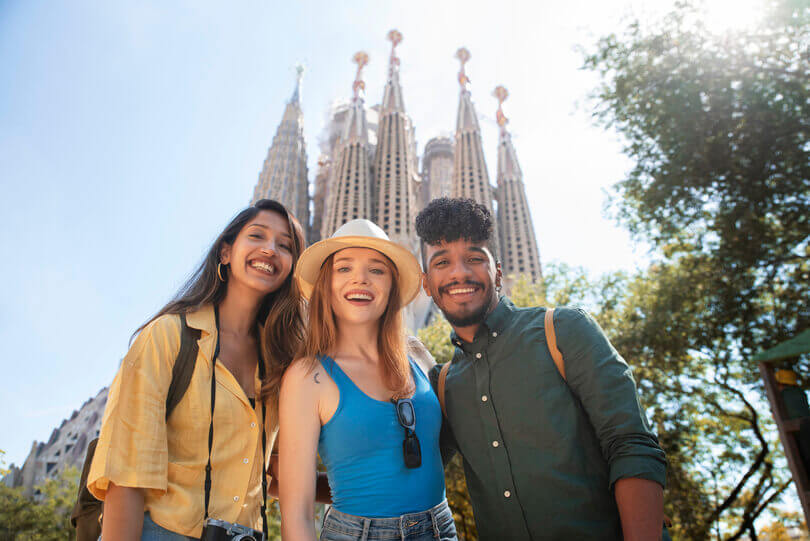 Touristes voyageant avec la Hola Barcelona Travel Card