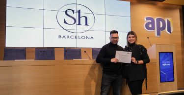 La directrice du département des ventes du ShBarcelona, Valentina Fierro, a eu l’honneur de recevoir le trophée.