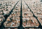 Photo aérienne du quartier de l'Eixample de Barcelone, avec ses immeubles typiques.