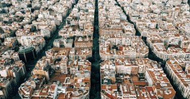 Photo aérienne du quartier de l'Eixample de Barcelone, avec ses immeubles typiques.